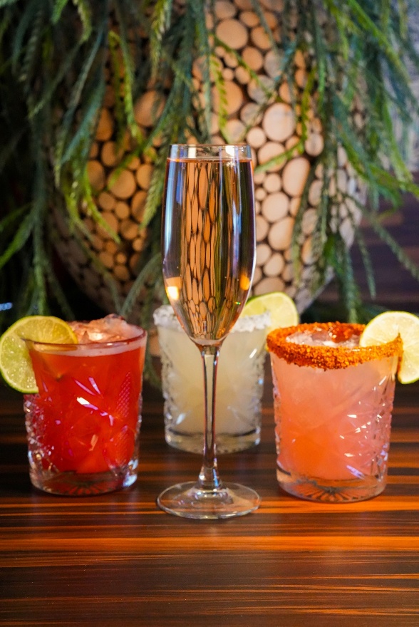 A group of drinks on a table

AI-generated content may be incorrect.