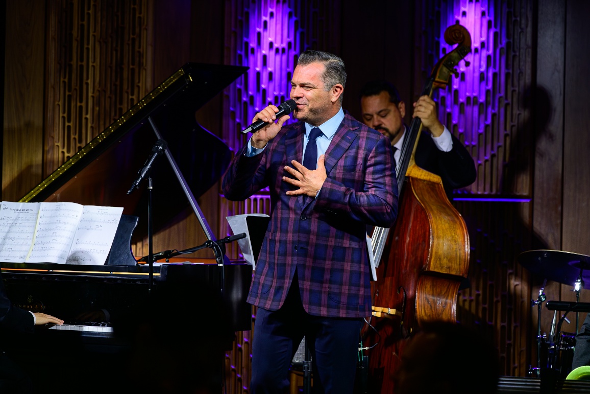 A person singing into a microphone

AI-generated content may be incorrect.