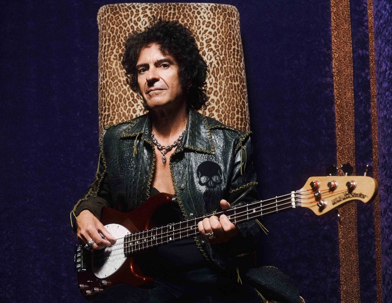 A person playing a guitar

AI-generated content may be incorrect.